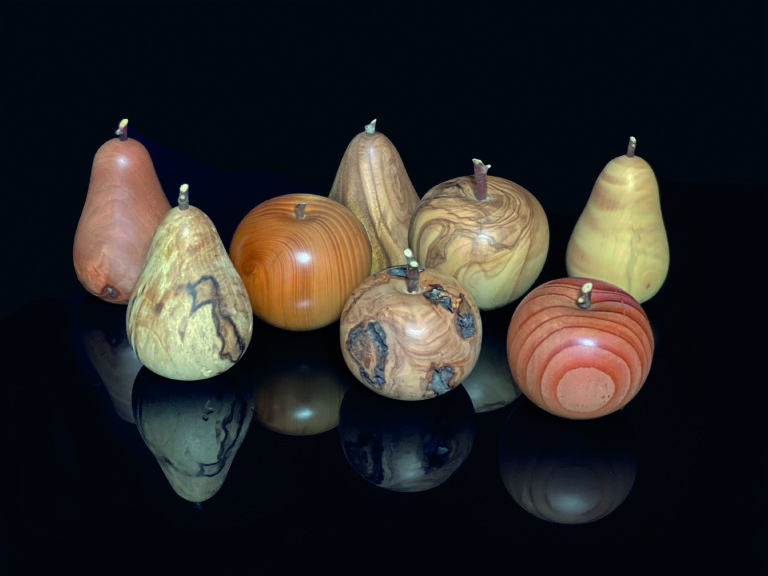 Des pommes et poires en bois