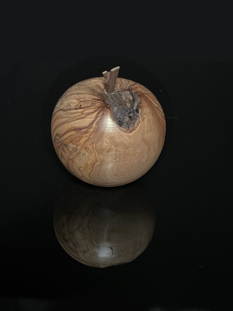 Une pomme en bois d‘olivier