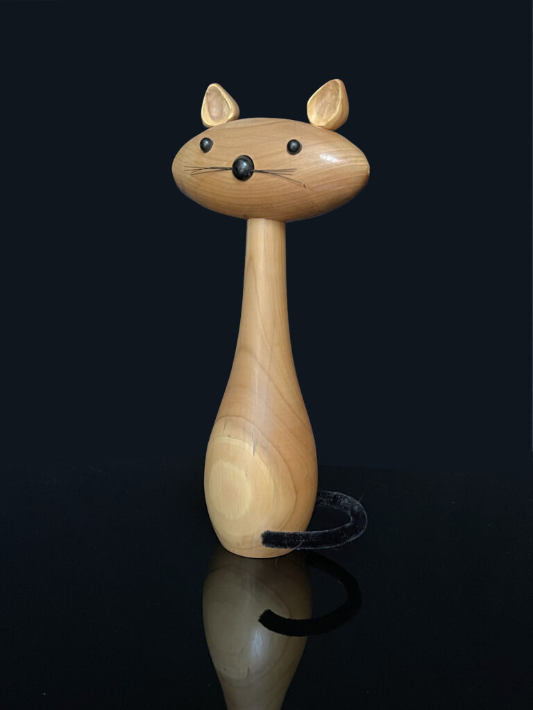 Un chat en bois