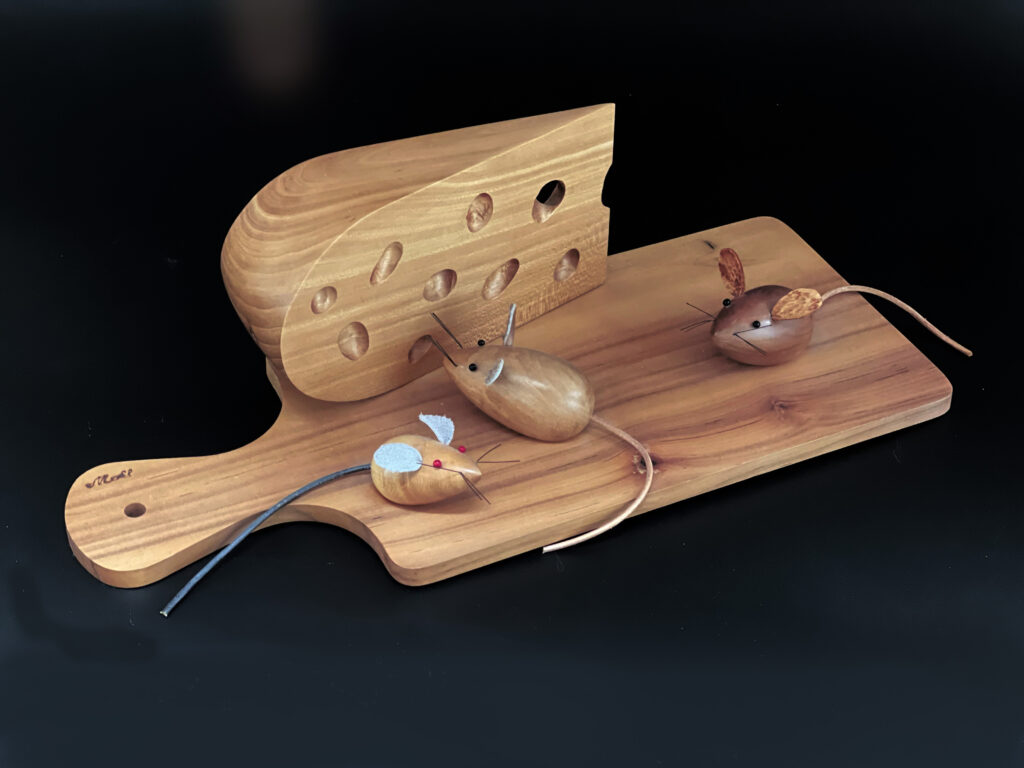 Planche à fromage, fromage et deux souris