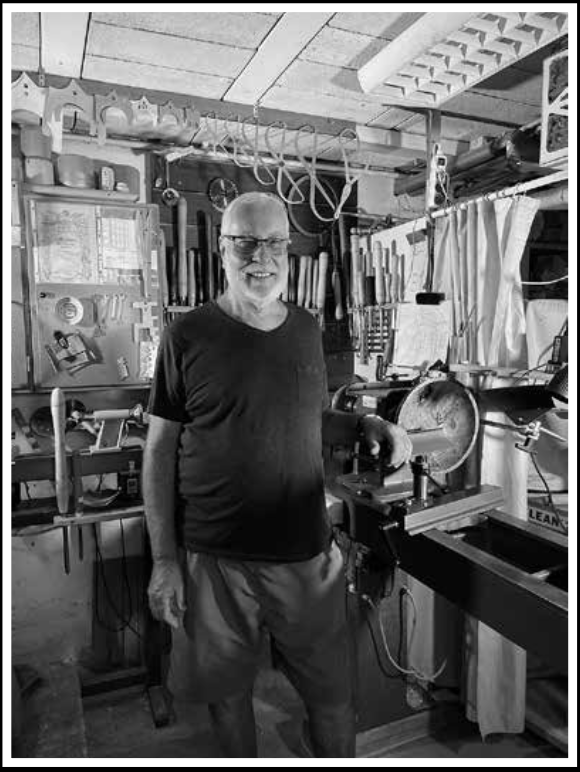 Roger dans son atelier